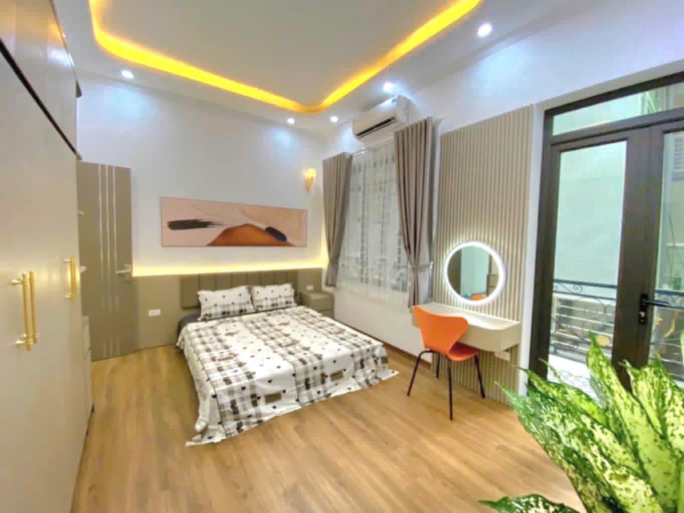 BÁN GẤP NHÀ ĐẸP TÂY HỒ GIÁP RANH BA ĐÌNH FULL NỘI THẤT 40M X 5 TẦNG MT 5M 8,3 TỶ